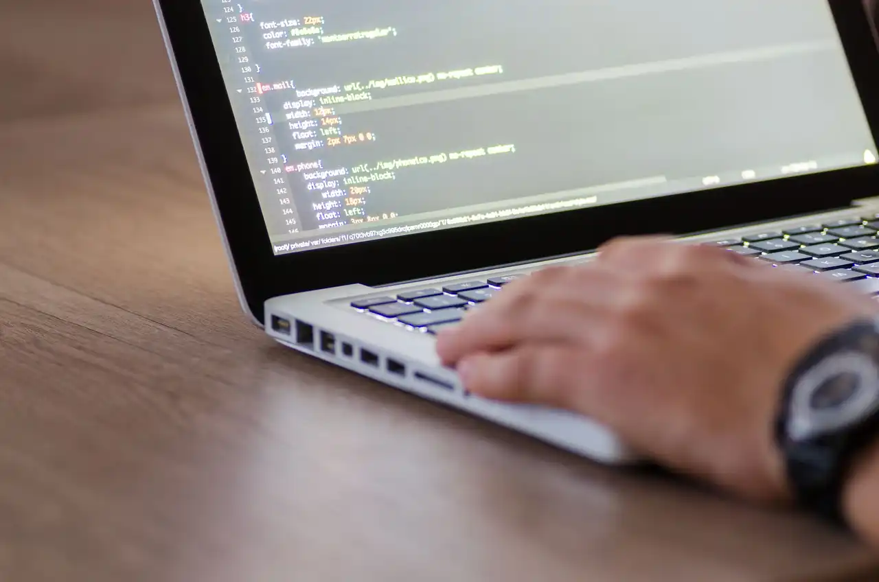 Código de una página web abierto en una laptop